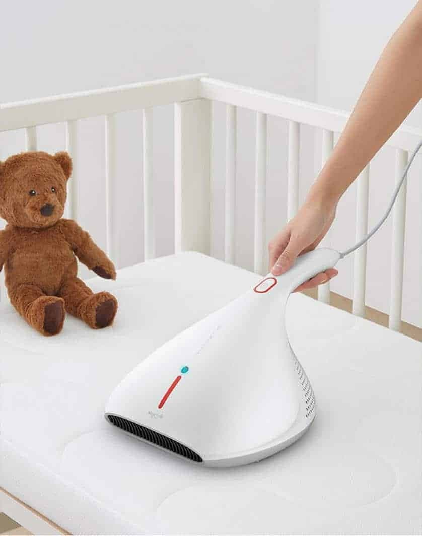 Deerma CM800 đang hút bụi trên nệm trẻ em