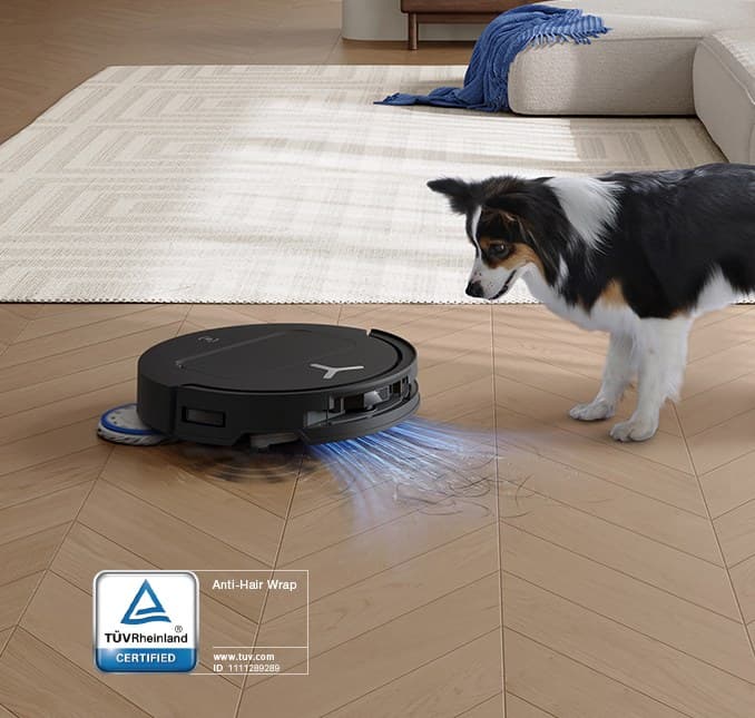 Robot Ecovacs Deebot T50 Omni đang làm sạch sàn gỗ trong phòng