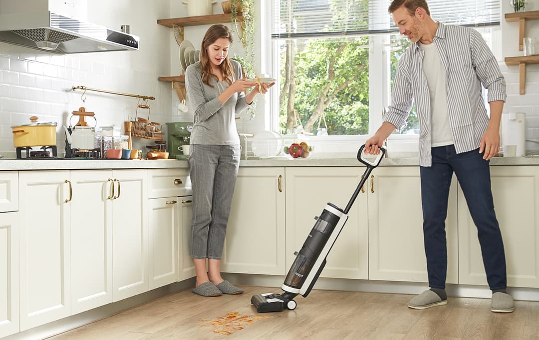 Tineco Floor One S3 làm sạch sàn bếp trong căn hộ