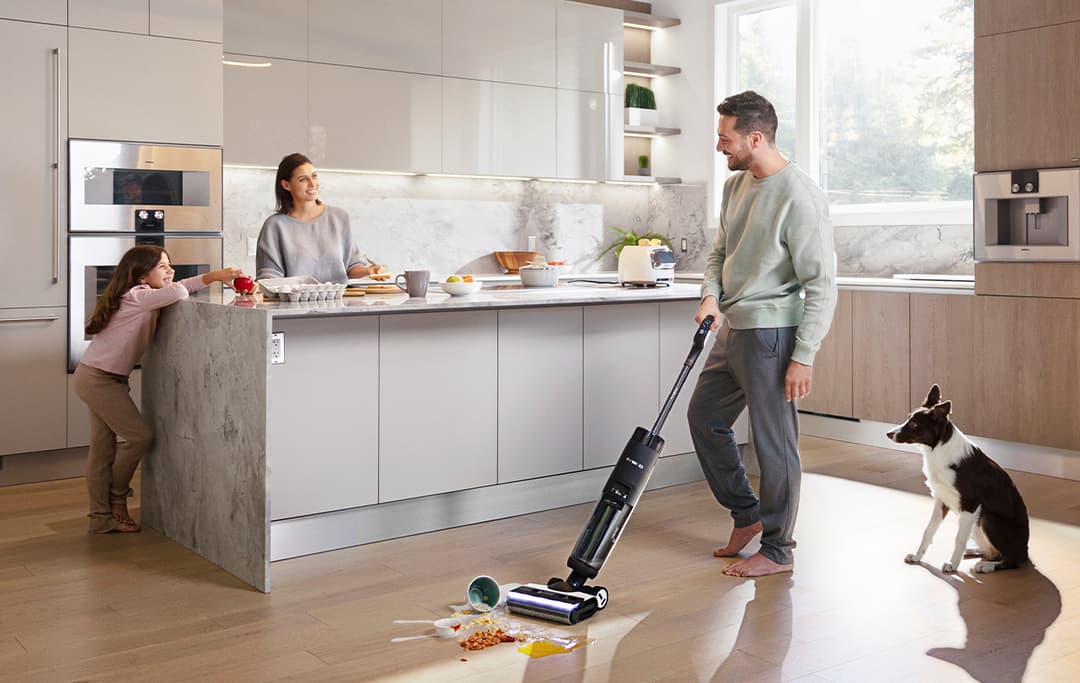 Tineco Floor One S7 Pro lau sàn bếp trong căn hộ gia đình