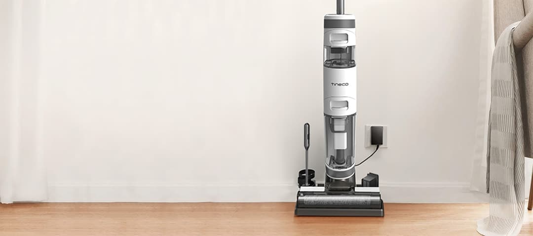 Tineco iFloor 3 đứng trên đế sạc gọn gàng